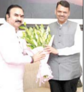 पूर्व नगरसेवक विनाेद मिश्रा द्वारा बाढ़ पीड़िताें काे पांच लाख की मदद